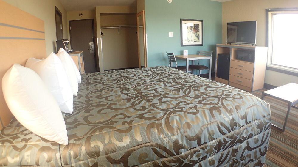Ramada By Wyndham Edmonton Yellowhead Nw Екстер'єр фото