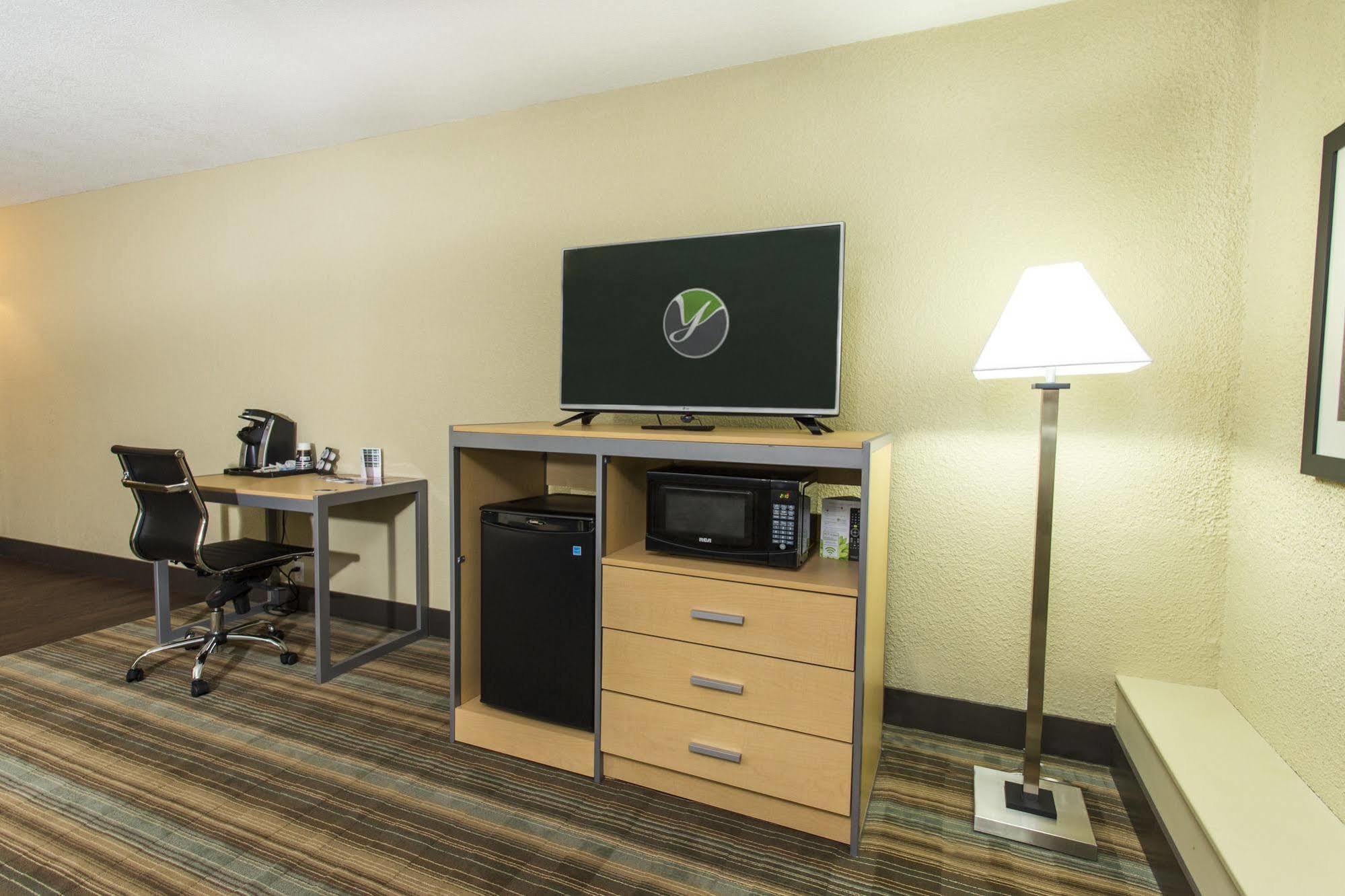 Ramada By Wyndham Edmonton Yellowhead Nw Екстер'єр фото