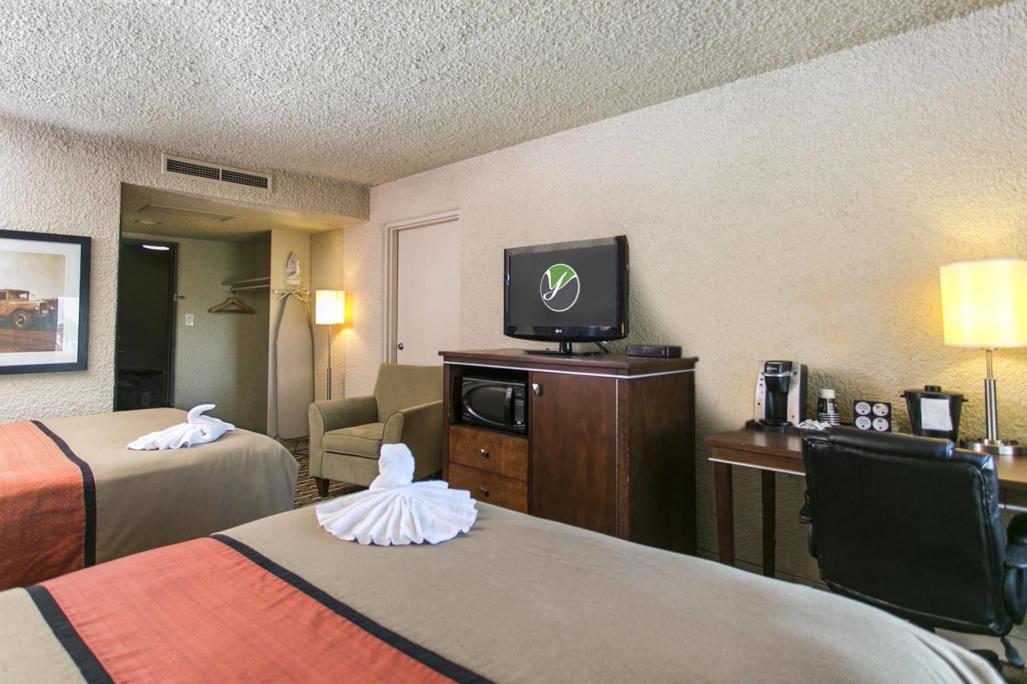 Ramada By Wyndham Edmonton Yellowhead Nw Екстер'єр фото