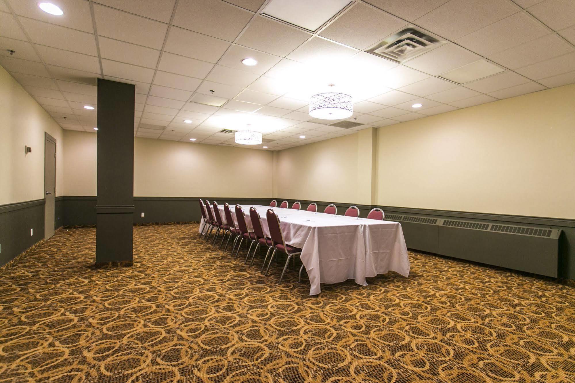 Ramada By Wyndham Edmonton Yellowhead Nw Екстер'єр фото