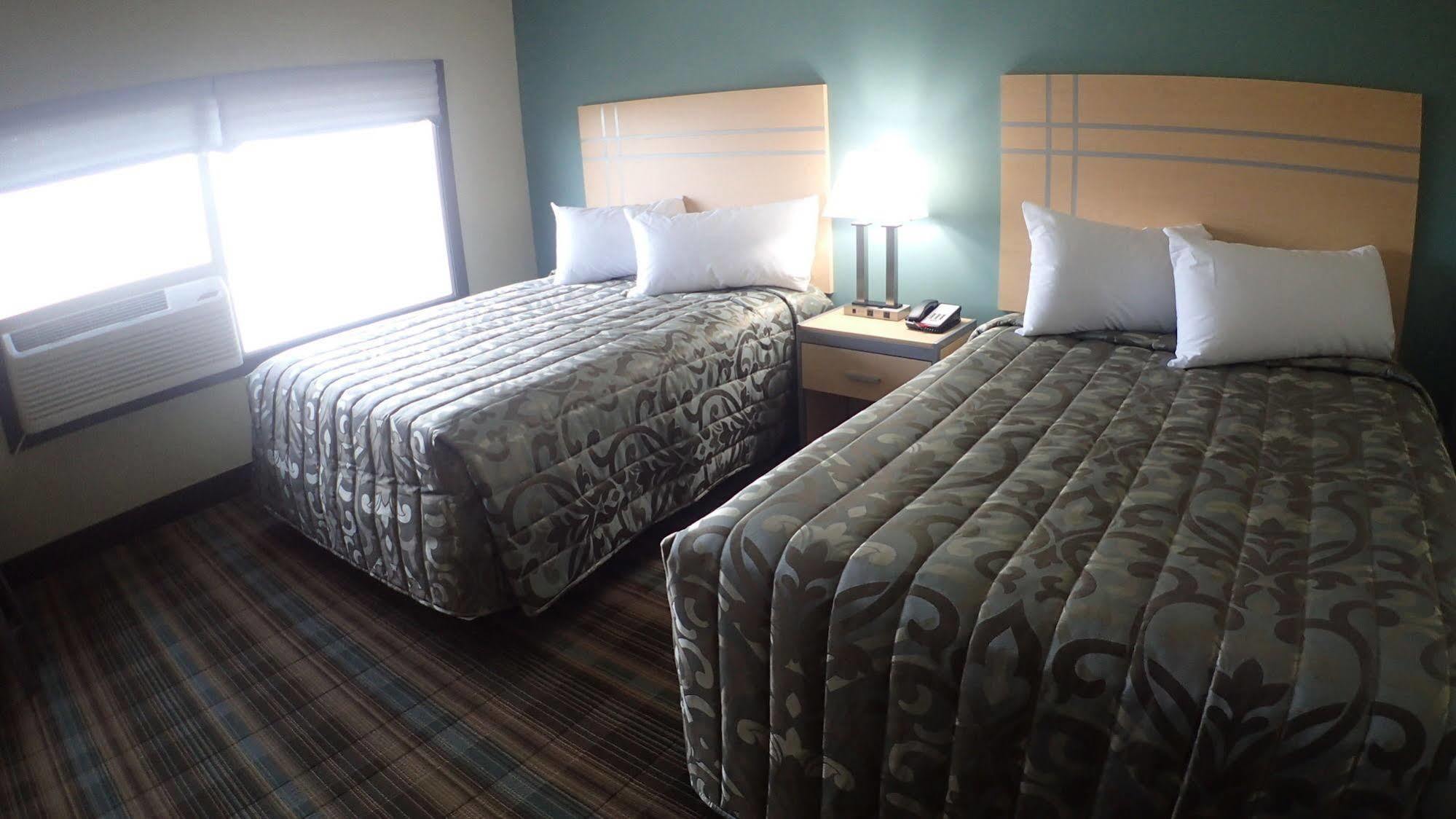 Ramada By Wyndham Edmonton Yellowhead Nw Екстер'єр фото