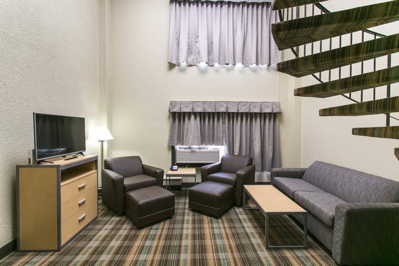 Ramada By Wyndham Edmonton Yellowhead Nw Екстер'єр фото