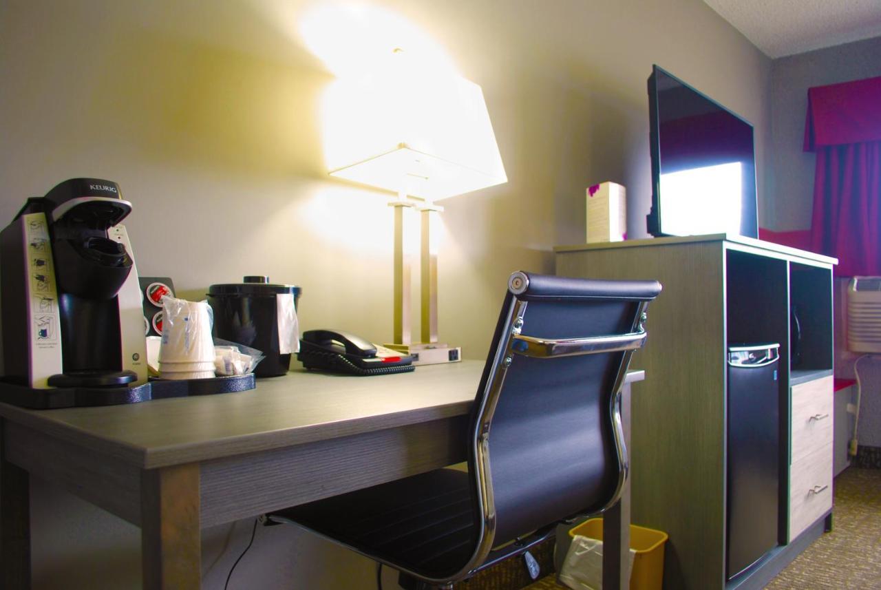 Ramada By Wyndham Edmonton Yellowhead Nw Екстер'єр фото